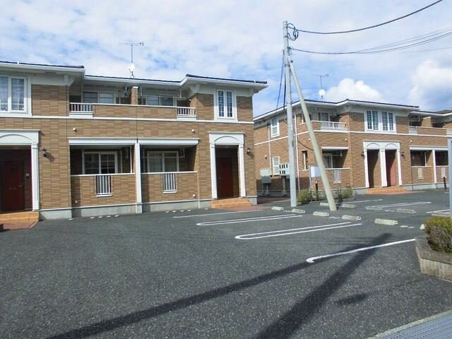 物件外観写真2　(駐車スペースもあります)