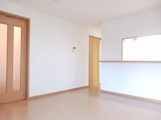 物件内観写真9　(こちらの居間で趣味の時間をお楽しみください)