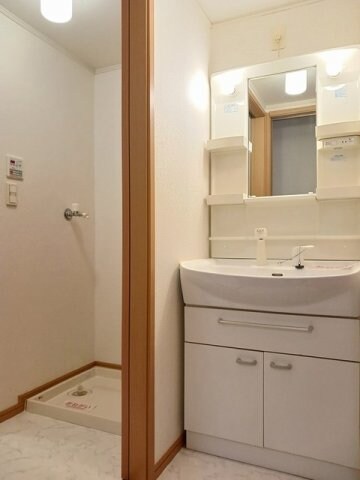 物件内観写真14　(ゆったりとスペースのある洗面所)