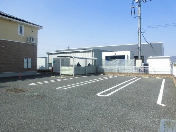 駐車場(駐車場に車を止められます)
