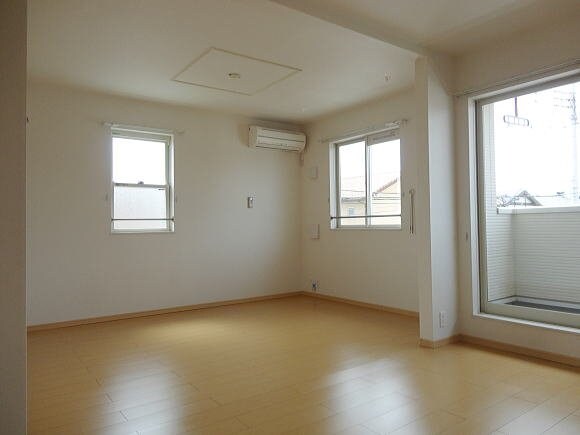 物件内観写真10　(おしゃれな居間です)