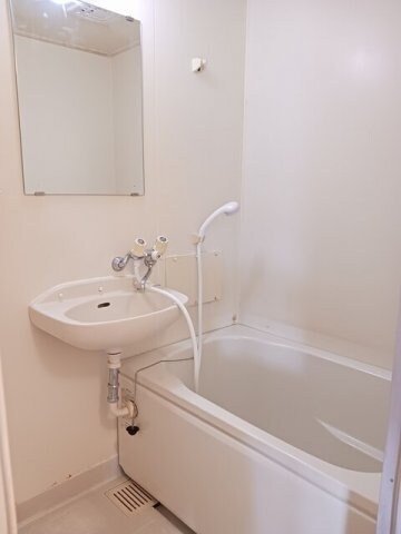 物件内観写真13　(落ち着いた空間のお風呂です)