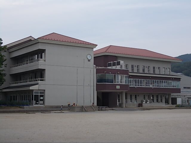 物件外観写真3　(けやき小学校まで400m)