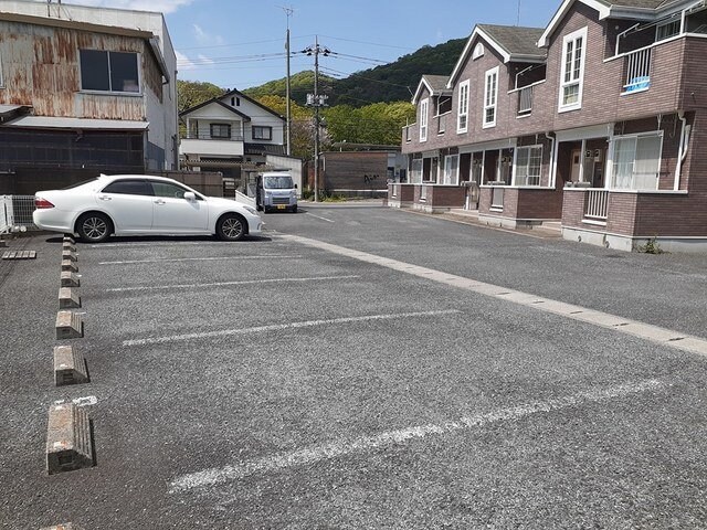 物件外観写真2　(駐車場に車を止められます)