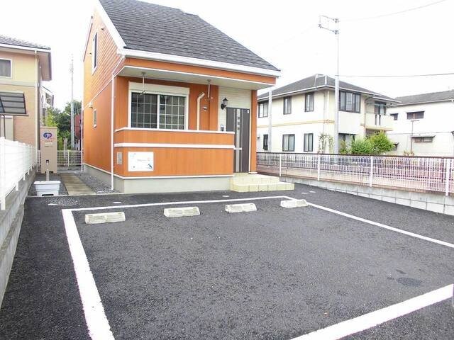 物件外観写真2　(駐車場があるので、車を買う予定の方も安心です)