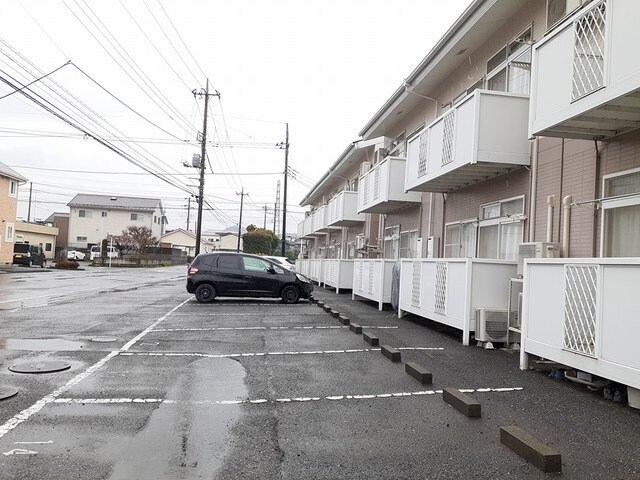 物件外観写真2　(車をお持ちの方に嬉しい駐車場付きの物件です)