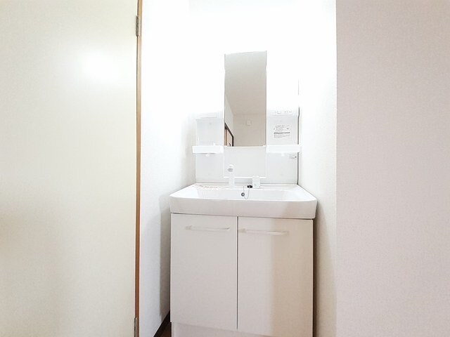 物件内観写真17　(明るい洗面所です)