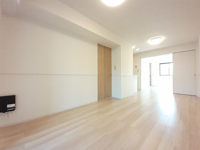 物件内観写真9　(こちらの居間で趣味の時間をお楽しみください)