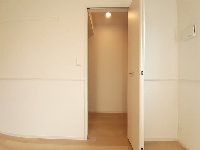 物件内観写真15　(大きなスペースがあり、収納には困りません)