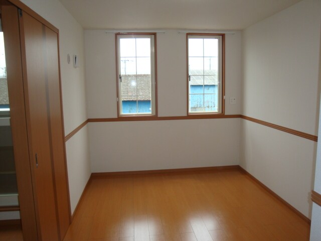 物件内観写真3　(南側洋室)