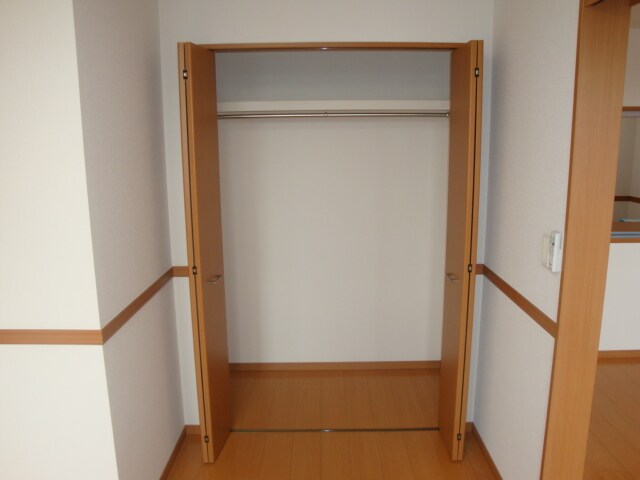 物件内観写真4　(南側洋室クローゼット)