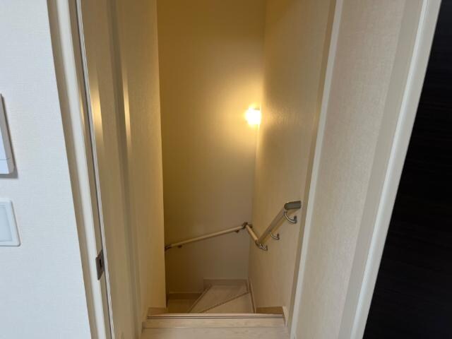 物件内観写真28　(階段)