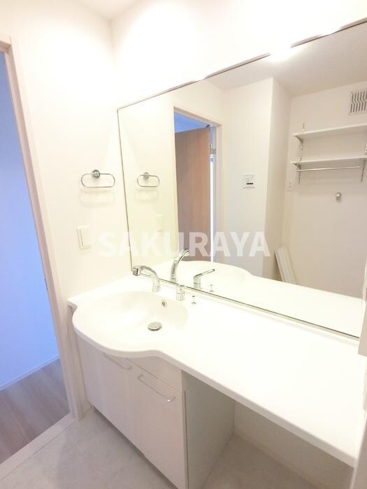 物件内観写真10　(大型一面鏡付カウンター洗面化粧台です。)
