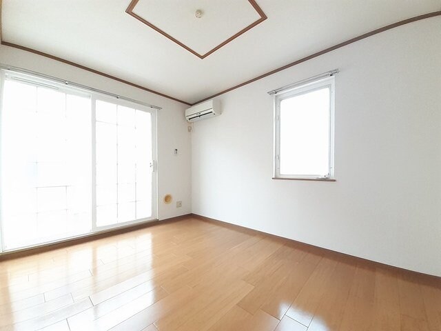 物件内観写真9　(ゆったりとしたリビングです)