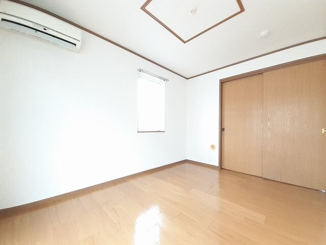 物件内観写真12　(明るい色調の室内です)