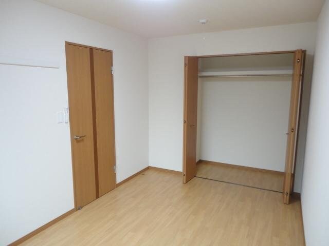 物件内観写真14　(洋室収納)