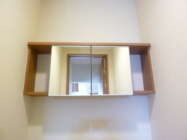 物件内観写真15　(トイレ収納)