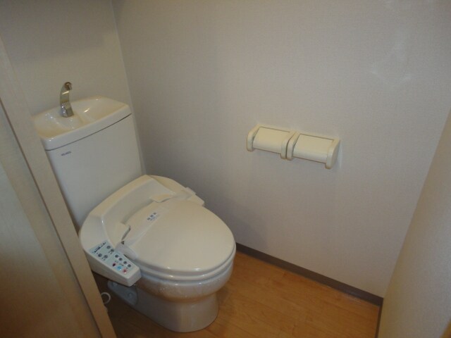 物件内観写真6　(シャワー付トイレ)