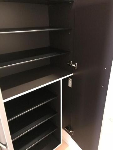 物件内観写真18　(玄関収納)