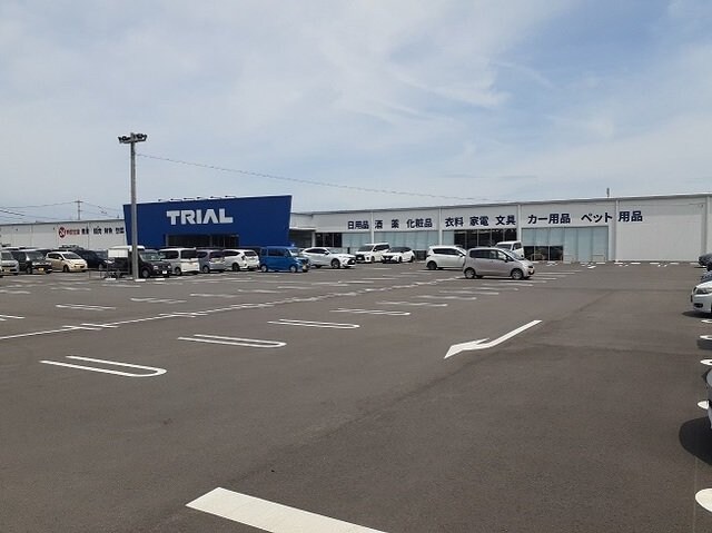 物件外観写真2　(トライアル丸亀まで900m)