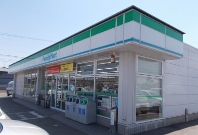 物件外観写真3　(ファミリーマート前田店まで700m)