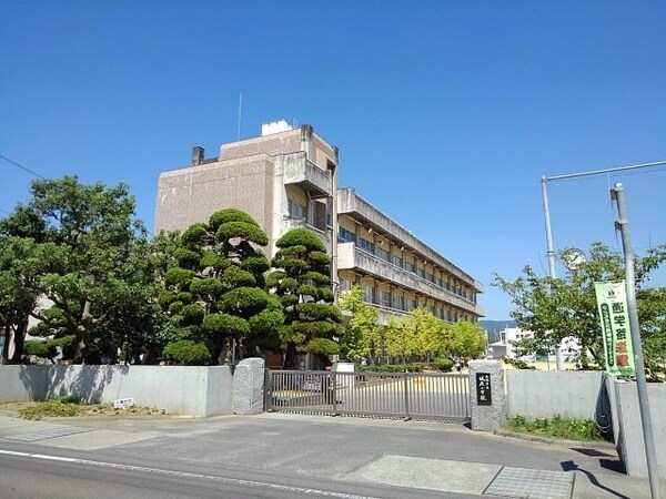周辺環境(丸亀市立城辰小学校まで1300m)