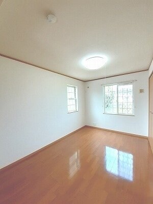 物件内観写真12　(明るい色調の室内です)