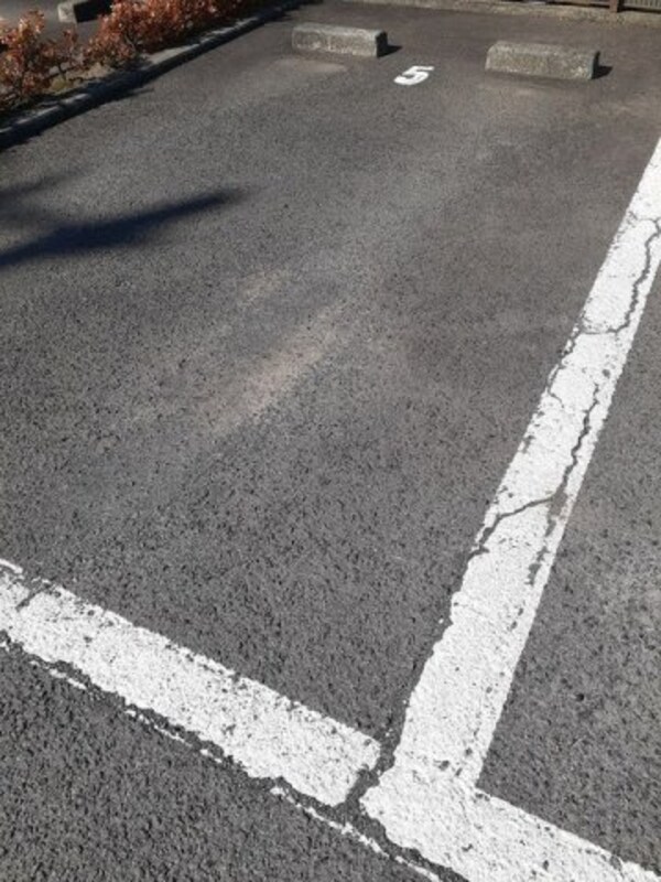 駐車場(車をお持ちの方に嬉しい駐車場付きの物件です)