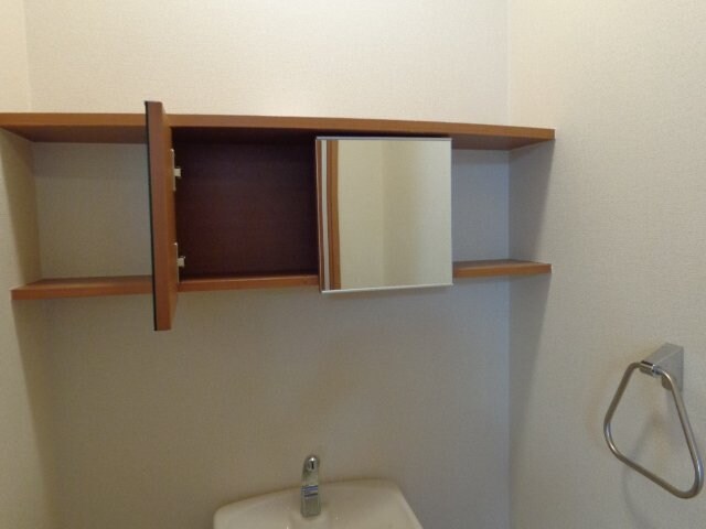 物件内観写真12　(トイレの収納（イメージ）)