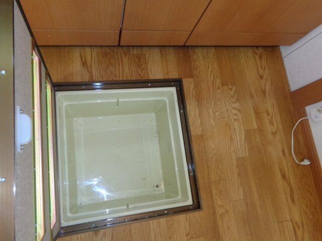 物件内観写真13　(床下収納)