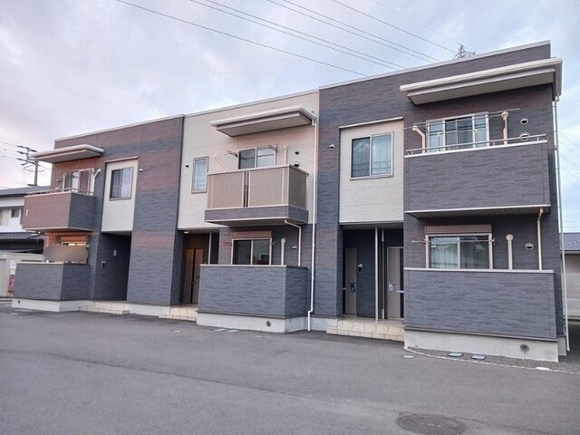 物件外観写真1　(外観は落ち着いています)