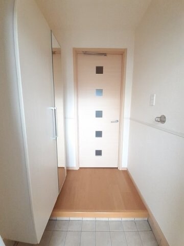 物件内観写真14　(明るい玄関です)