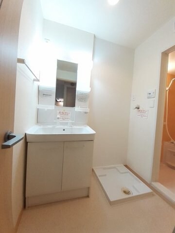 物件内観写真16　(広い洗面スペース)