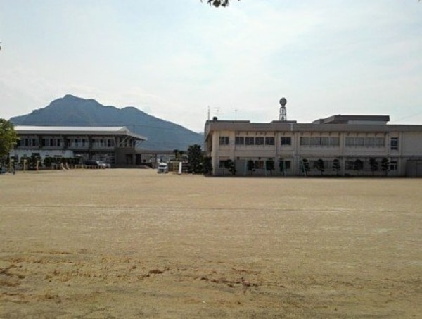 周辺環境(多度津町立四箇小学校まで650m)