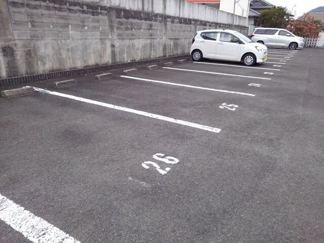 物件内観写真13　(敷地外駐車場)