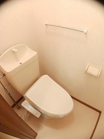 物件内観写真12　(ゆったりとした空間のトイレです)