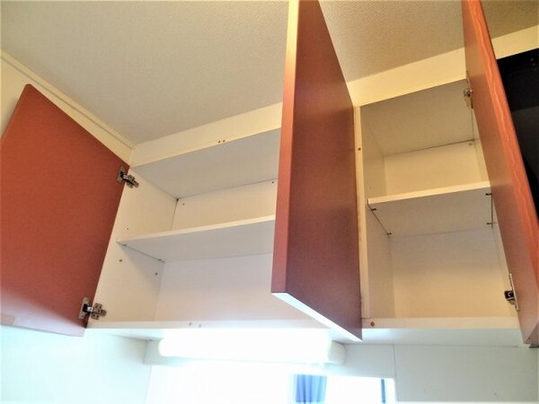 建物設備(キッチン上収納)