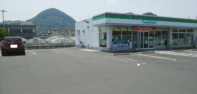 物件外観写真7　(ファミリーマートさんまで450m)