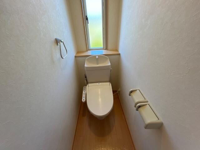 物件内観写真11　(シャワー付トイレ)