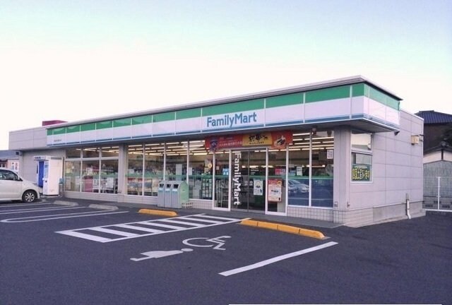 物件外観写真8　(ファミリーマートさんまで1100m)