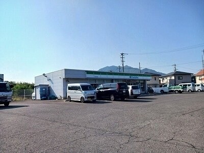 物件外観写真3　(ファミリーマートさんまで1200m)