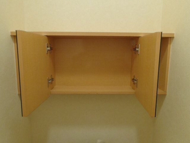 物件内観写真12　(トイレ収納)