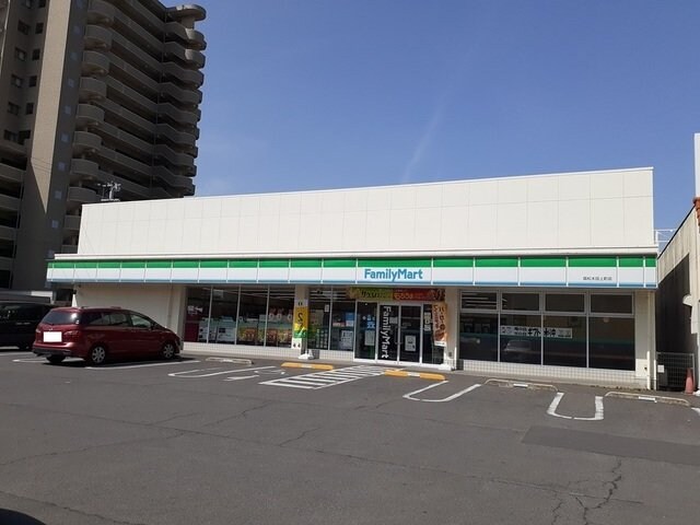 物件外観写真5　(ファミリーマート　太田上町店様まで500m)