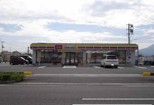 物件外観写真5　(ミニストップ綾南町店さんまで1800m)