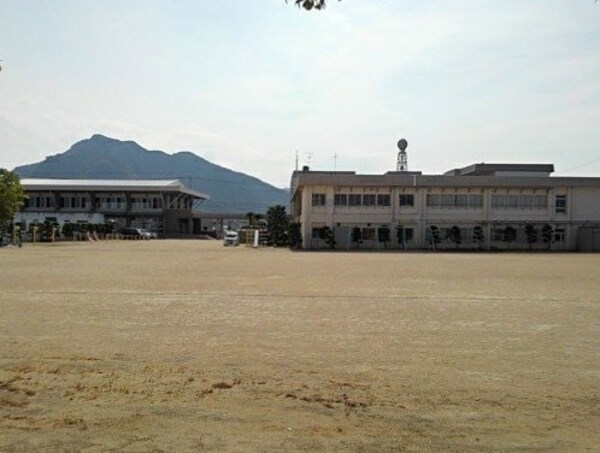 周辺環境(多度津町立四箇小学校まで500m)