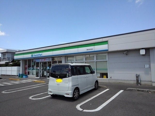 物件外観写真4　(ファミリーマート観音寺柞田店まで900m)