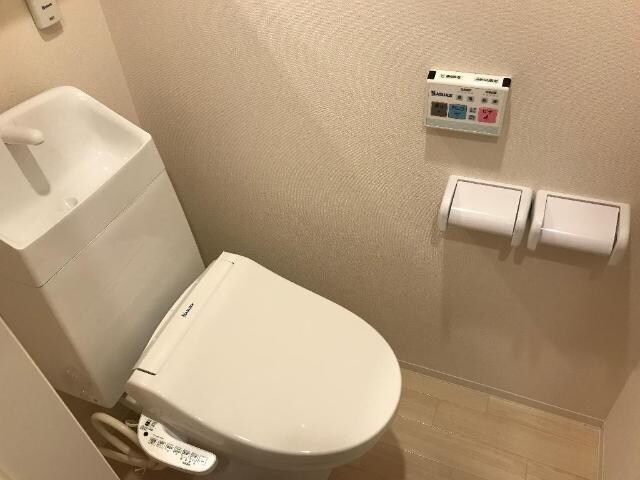 物件内観写真8　(シャワー付トイレ)