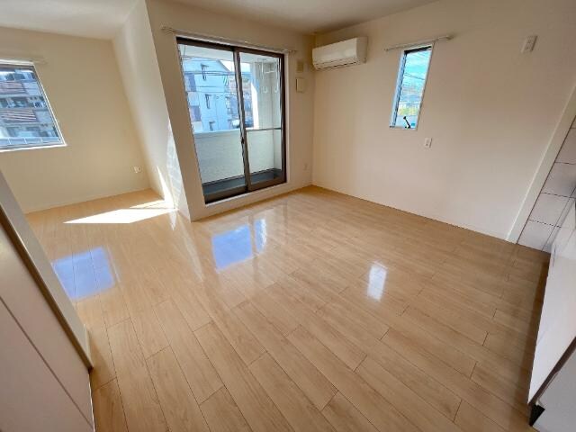 物件内観写真4　(リビング)