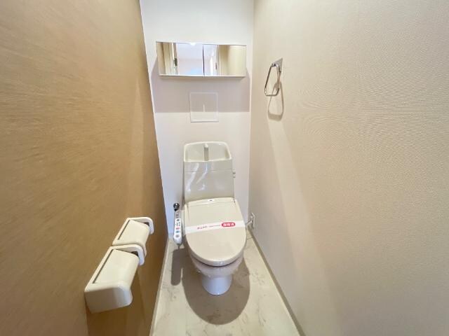 物件内観写真8　(シャワー付トイレ)