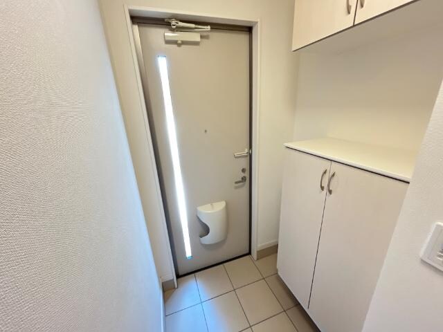 物件内観写真10　(玄関)